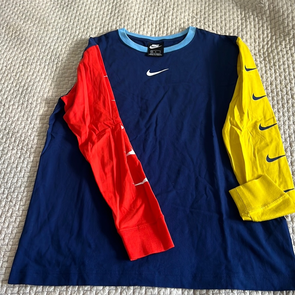 Women’s Nike top. Size M